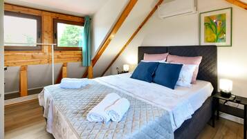 House (Three Bedroom House) | Cribs/infant beds