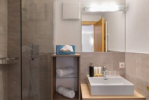 Dusche, Haartrockner, Handtücher