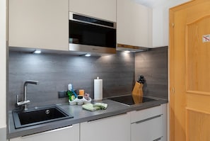 Geladeira, micro-ondas, cooktop, lava-louças