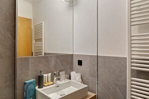Shower, hair dryer, towels - Studio 'Top 6' with Mountain View, Balcony and Wi-Fi (Oetz)