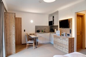 ثلاجة، ميكروويف، موقد طهي مسطح، غسالة أطباق