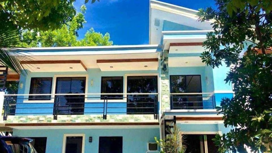 OYO 1166 Hotel Wooden Crib