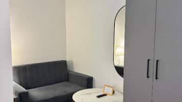 Triple Room (Triple Luxury Room (9)) | Soundproofing, cots/infant beds