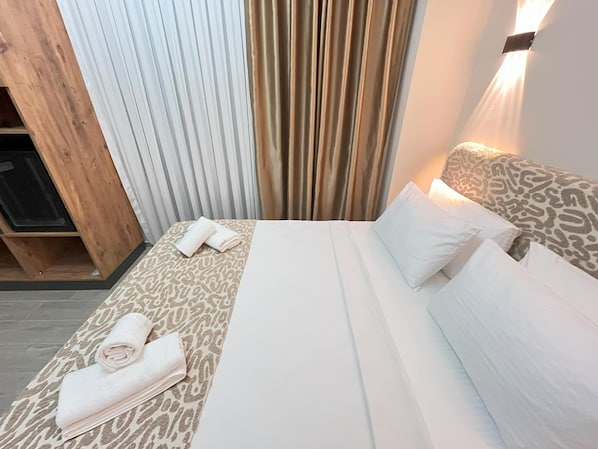 Minibar (mit einigen kostenlosen Artikeln), kostenloses WLAN, Bettwäsche