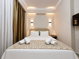 Artículos del minibar gratis, wifi gratis y ropa de cama 