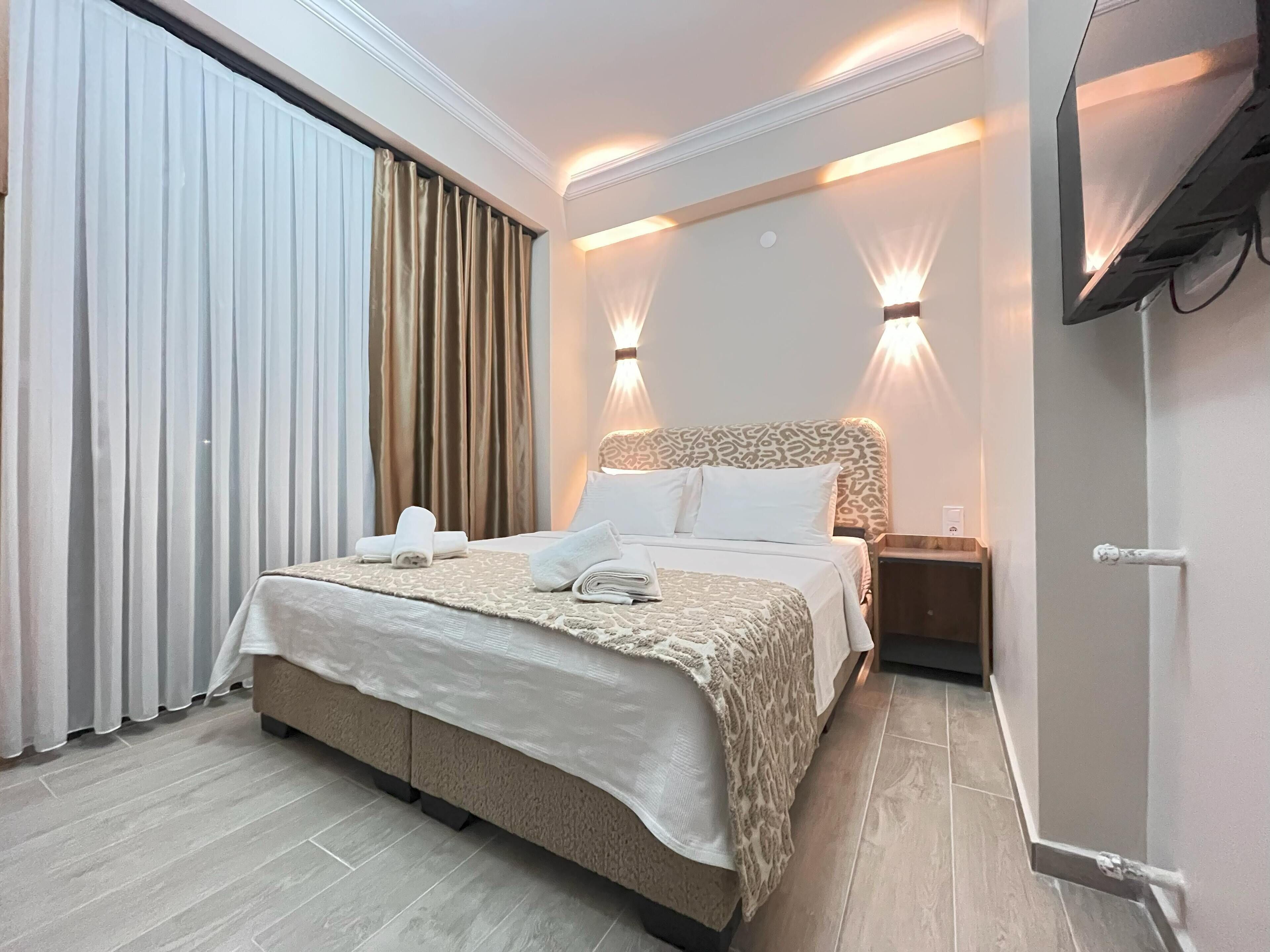 Free minibar items, free WiFi, bed sheets