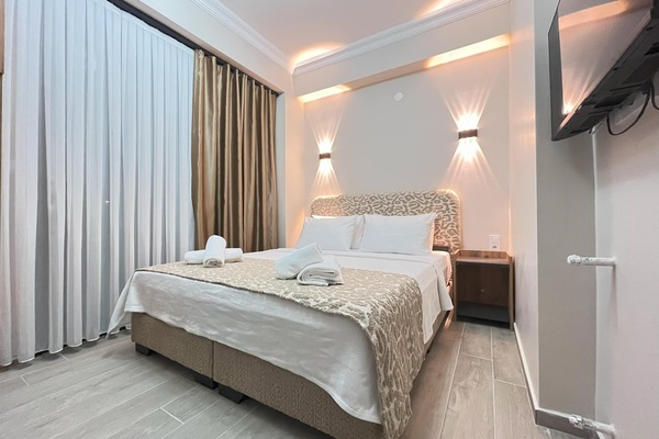 Minibar (con algunos artículos gratuitos), wifi gratis, ropa de cama