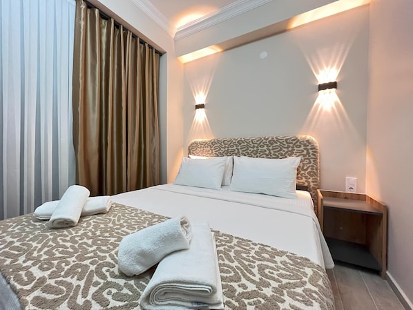 Artículos del minibar gratis, wifi gratis y ropa de cama 