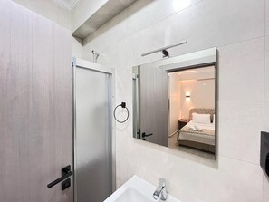 Ducha, artículos de tocador gratuitos, secador de pelo, toallas