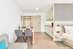 Studio | In-room safe, blackout drapes, soundproofing, free WiFi