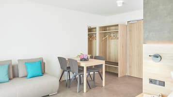 Estudi | Caixa forta a l'habitació i cortines opaques