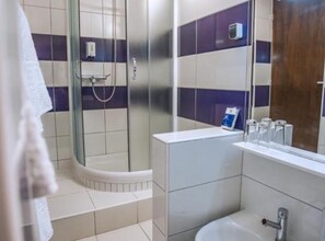 Quarto solteiro (Standard Single Room (7)) | Banheiro | Chuveiro, toalhas de banho