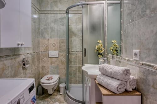 Apartment (One Bedroom Apartment with Balcony) | Badezimmer | Dusche, Handtücher