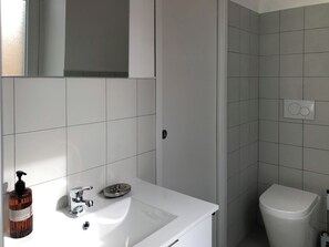 Douche, sèche-cheveux, bidet, serviettes fournies