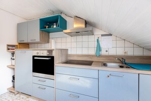 Réfrigérateur, four, plaque de cuisson, bouilloire électrique