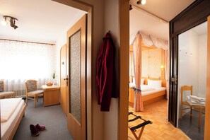 ห้องคลาสสิกสำหรับสี่ท่าน, ปลอดบุหรี่, ห้องพักประตูเชื่อมถึงกัน | ผ้าม่านกันแสง, เตารีด/โต๊ะรีดผ้า, Wi-Fi ฟรี