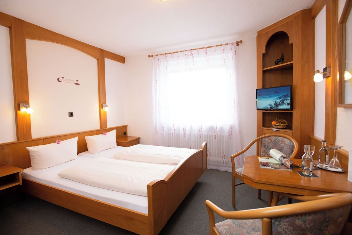 Quarto casal econômico | Área de estar | Brinquedos