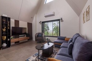 Villa Luxe, 2 chambres, balcon, vue jardin | Coin séjour