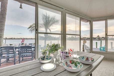 Interior. Ocean View, Pool & Boat Dock: Indian Rocks Retreat