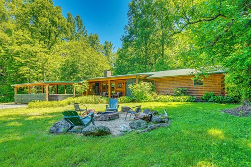 Creekside Smokies Log Cabin w/ Hot Tub & Game Room