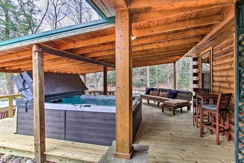 Gatlinburg Cabin: Hot Tub, Deck, Games