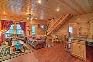 Interior - Creekside Cabin w/ Hot Tub in Gatlinburg! (Gatlinburg)