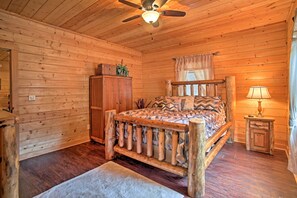 Interior - Creekside Cabin w/ Hot Tub in Gatlinburg! (Gatlinburg)