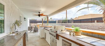 Poolside Relaxation: Group-friendly Home in Havasu