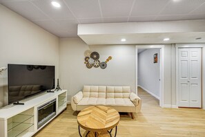 Apartment (2 Bedrooms) | Interior - 1 Mi to Puget Sound Shores: Modern Des Moines Apt! (Des Moines)