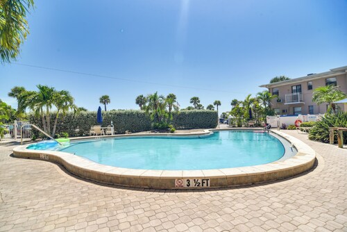Steps to St Pete Beach: Condo w/ Pool Access