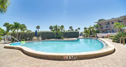Steps to St Pete Beach: Condo w/ Pool Access