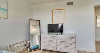 Steps to St Pete Beach: Condo w/ Pool Access