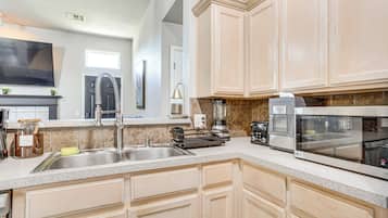 House (3 Bedrooms) | Interior