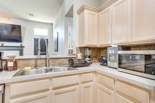 14 Mi to Dtwn Okc: Edmond Gem w/ Fenced Yard!