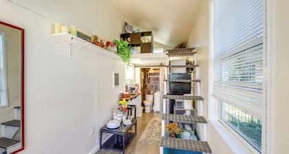 11 Mi to Heavenly Resort: Pet-friendly Tiny Home