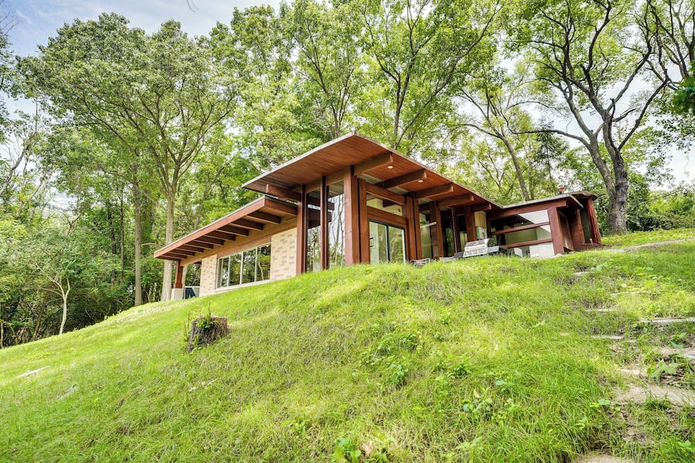 Fire Pits & Grill: Lakefront Jackson Home - Jerome, MI