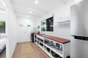 Fridge, microwave, oven, stovetop - Central Point Lookout Beach Unit (Point Lookout)
