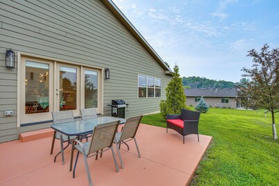 < 1 Mi to Dtwn Pine Island: Updated Home w/ Yard!