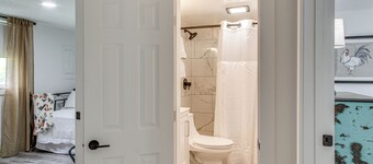 2 Mi to USC Campus: Peaceful Apartment w/ Yard
