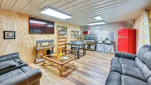 Eine moderne Küche mit einem roten Kühlschrank, Holzschränken und einer eingebauten Mikrowelle.