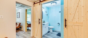 Easy I-30 Access: Cozy Texarkana Apt w/ Essentials