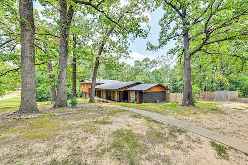 Easy I-30 Access: Cozy Texarkana Apt w/ Essentials