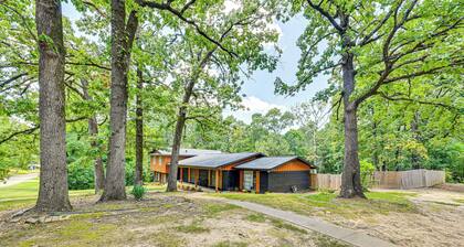 Easy I-30 Access: Cozy Texarkana Apt w/ Essentials