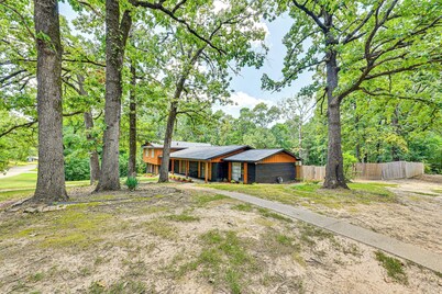 方便 I-30 出入：德克薩卡納帶基本設施的舒適公寓  