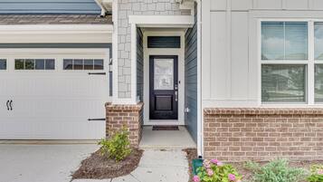 House (5 Bedrooms) | Interior