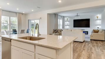 House (5 Bedrooms) | Interior