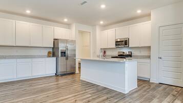 House (5 Bedrooms) | Interior