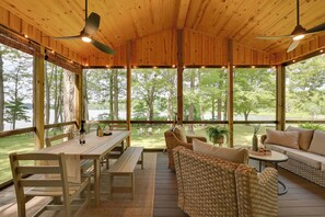 Cottage (2 Bedrooms) | Interior - Waterfront Deck! Chic Lower Scott Lake Cottage (Pullman)