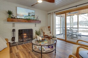 Interior - Waterfront Deck! Chic Lower Scott Lake Cottage (Pullman)