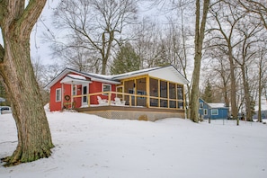 Cottage (2 Bedrooms) | Interior - Waterfront Deck! Chic Lower Scott Lake Cottage (Pullman)